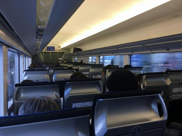 日暮里駅発車直後の車内