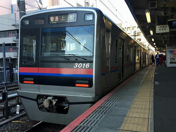 京成津田沼駅で発車を待つ京成上野行き普通列車