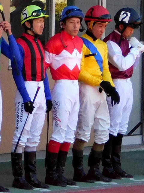 第5レースのパドックにて（赤白の勝負服に青いヘルメット）