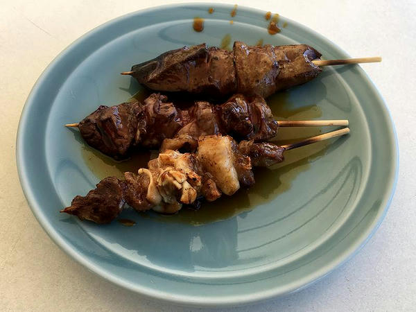 もつ焼き（上からレバー、ハツ、ナンコツ） 各150円