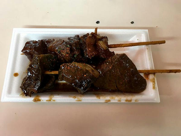 牛スジ 200円（上） と 赤モツ 100円（下）