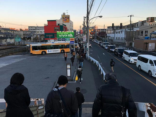 歩道橋から船橋競馬場駅を臨む