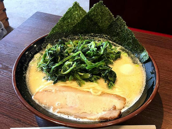 ラーメン 700円 ＋ ほうれん草増し（たくさん） 100円