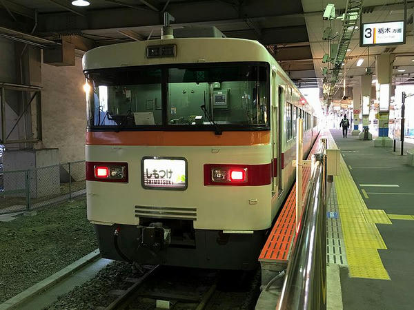 東武宇都宮駅で発車を待つ特急しもつけ282号