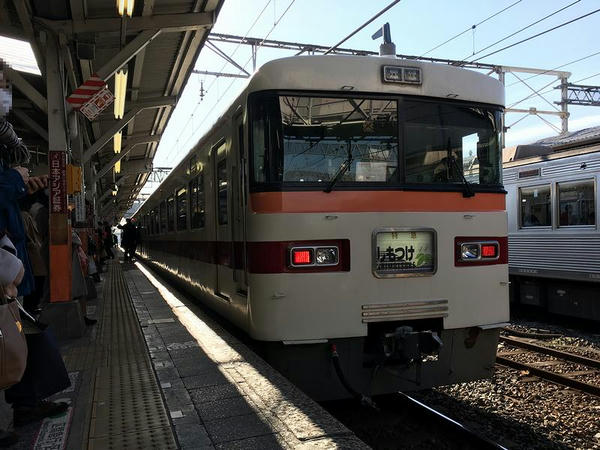 春日部駅に到着した特急しもつけ282号