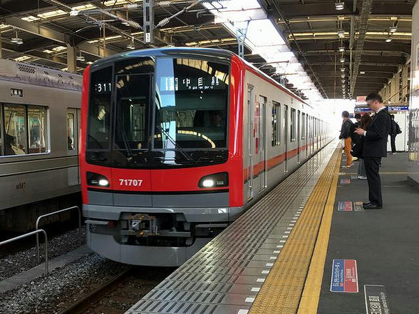 越谷駅に入ってくる中目黒行き普通列車
