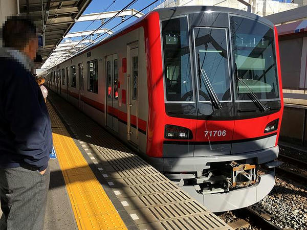 獨協大学前駅に入ってくる中目黒行き普通列車