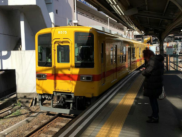 西新井駅に入ってくる折り返し大師前行き普通列車