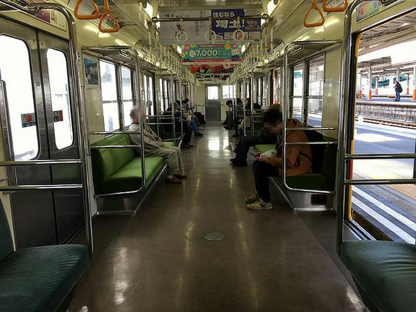 先頭車の車内