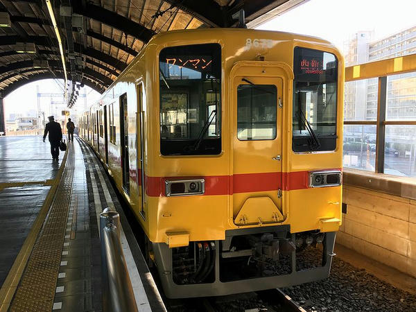 大師前駅で発車を待つ西新井行き普通列車