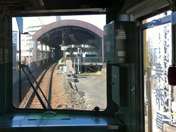 大師前駅を後に（未使用線路部分の蓋が判るかと）