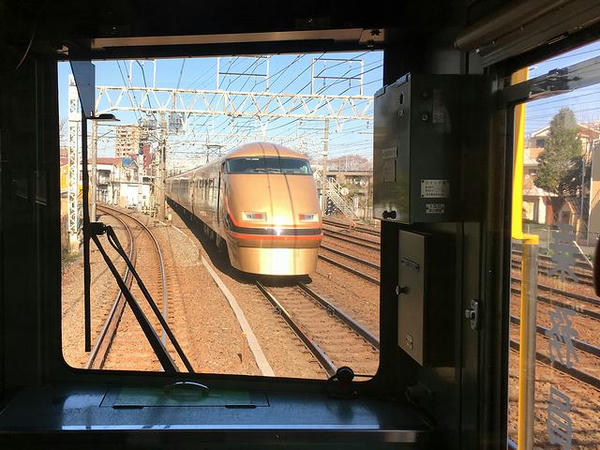 高架を降りて伊勢崎線と合流して