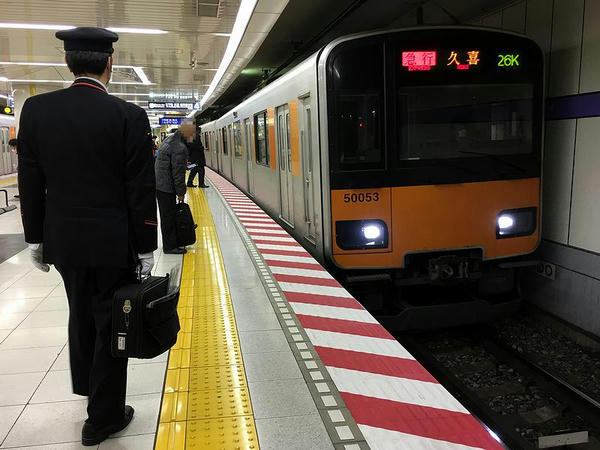 押上駅に入ってくる久喜行き急行列車