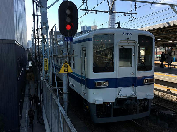 曳舟駅に入ってくる折り返し亀戸行きとなる普通列車