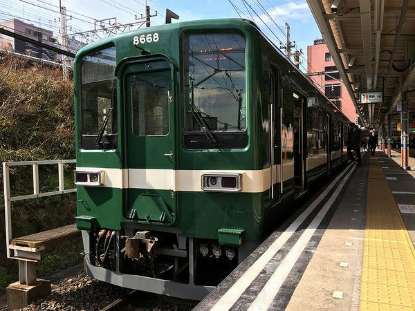 亀戸駅で発車を待つ曳舟行き普通列車