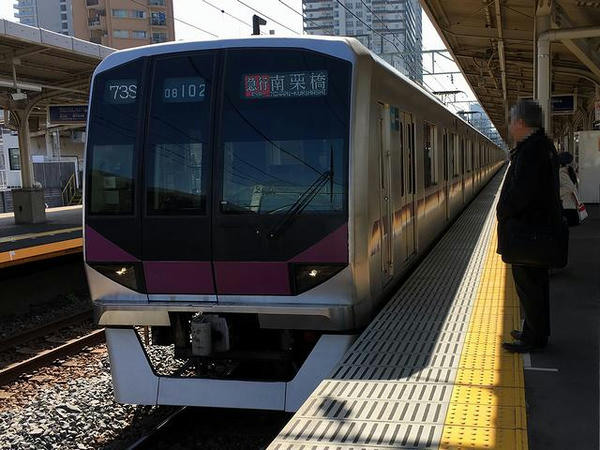 曳舟駅に入ってきた南栗橋行き急行列車