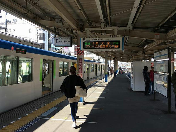 春日部駅の野田線ホームと停車中の大宮行き普通列車