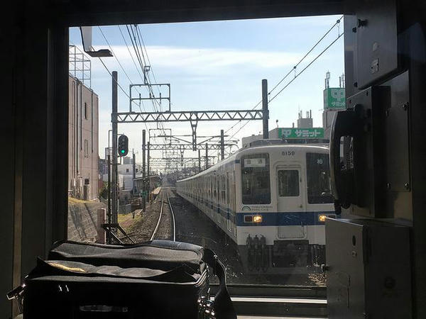 8000系電車とすれ違い