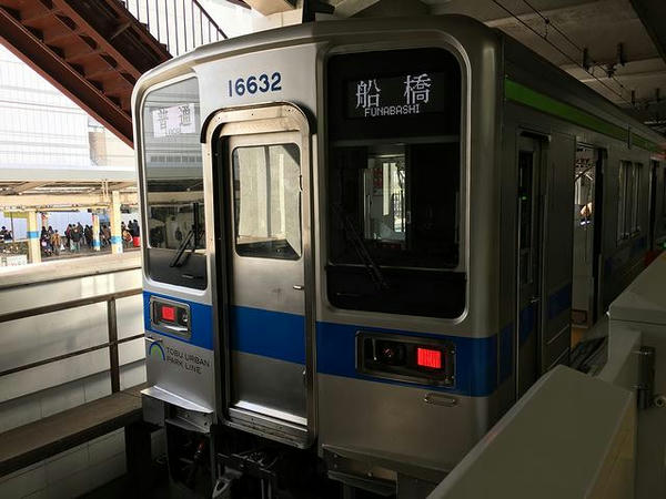 船橋駅に到着した普通列車