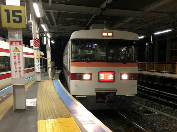 浅草駅に入線する回送列車
