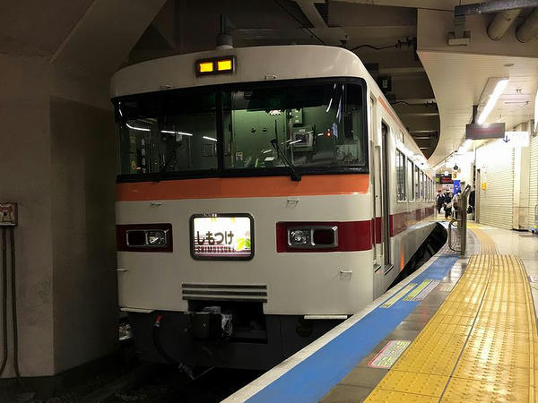 浅草駅で発車を待つ特急しもつけ283号