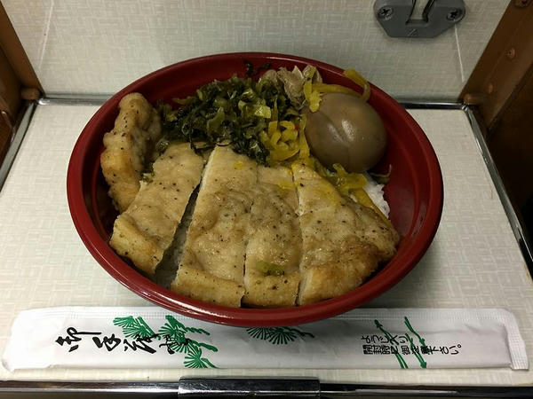 浅草駅で購入した台湾排骨弁当の中身