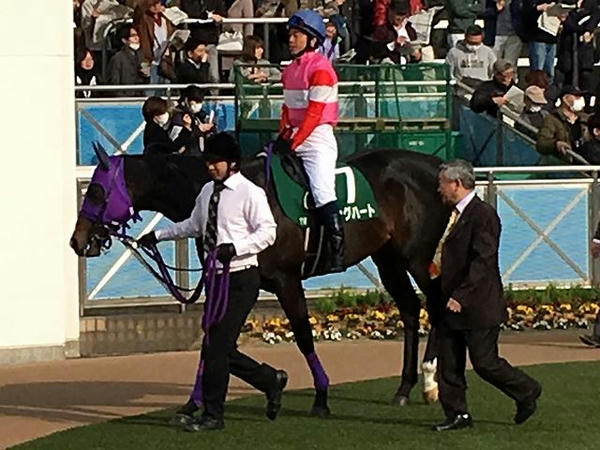 10番人気の(7)キングハート号と北村宏司騎手