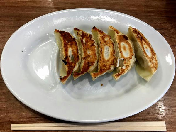 元喜家餃子 300円 と サービスライス