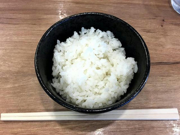元喜家餃子 300円 と サービスライス