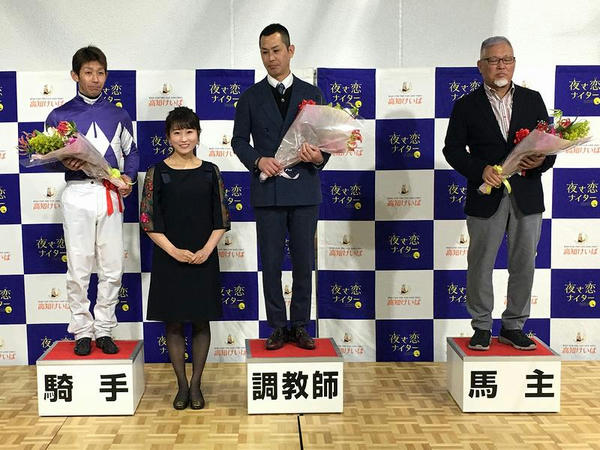 表彰式での記念撮影（プレゼンターは津田麻莉奈さん）
