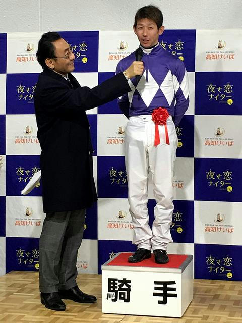 インタビューを受ける下原騎手