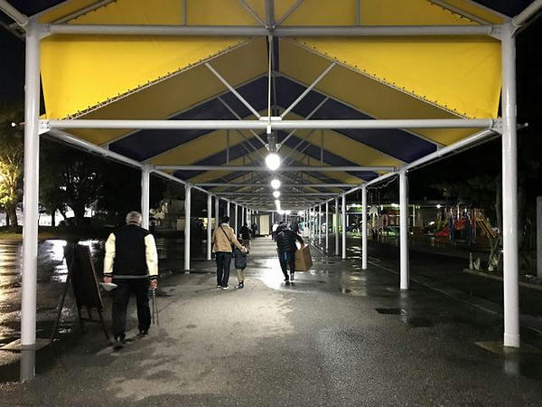 屋根の下を歩いて退場