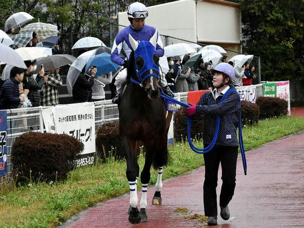 黒船賞を優勝することになるエイシンヴァラー号（兵庫）と下原理騎手（兵庫）