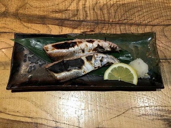 駱駝別邸でいただいたカツオのタタキとハランボの塩焼き