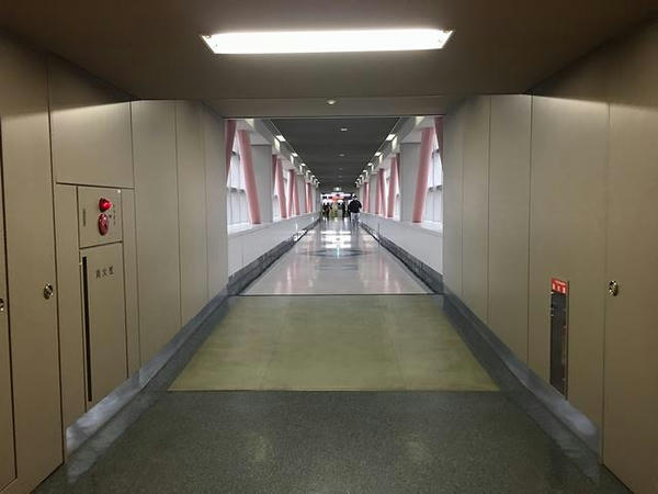 ターミナルビルから見た連絡通路