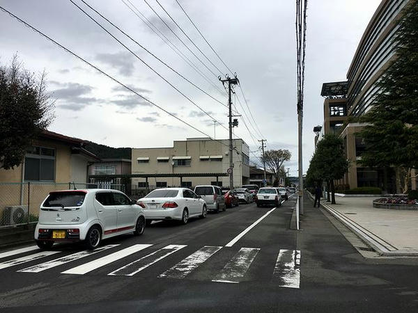 第1駐車場開場待ちする車の列
