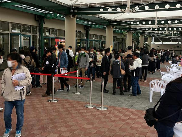 おみくじ馬券売り場の行列