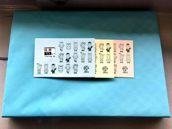 購入したおみくじ馬券といただいた景品