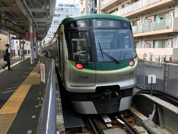 五反田駅で発車を待つ蒲田行き各停