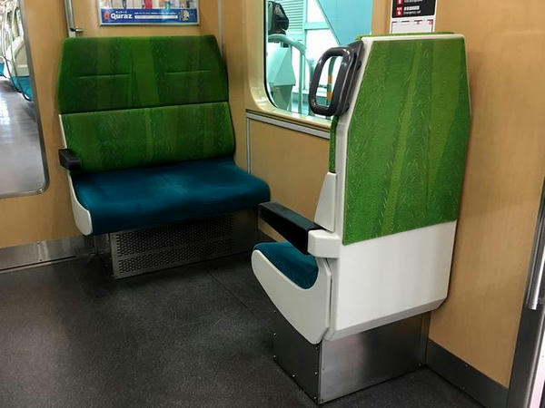車端部のクロスシート（蒲田駅にて撮影）