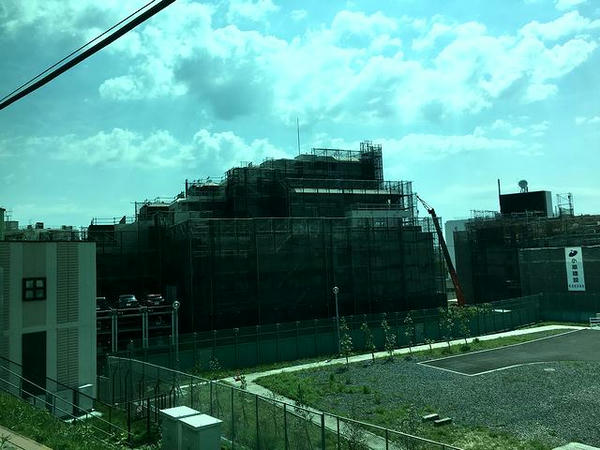 築堤の上を走る