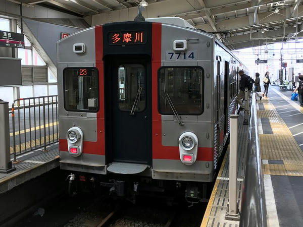 蒲田駅で発車を待つ多摩川行き各停