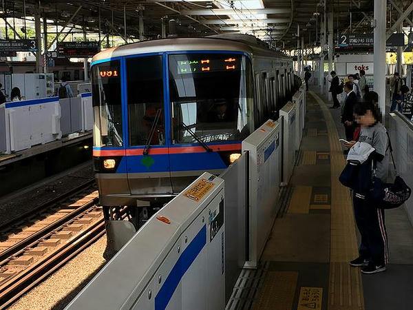 多摩川駅のホームに入ってきた日吉行き各停