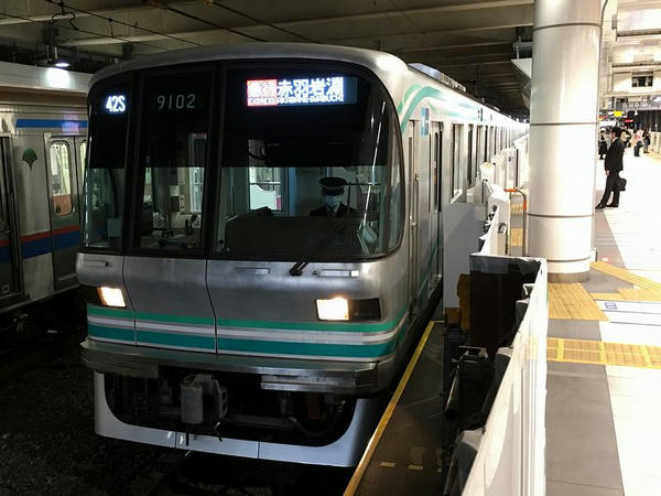 日吉駅で出発を待つ赤羽岩淵行き急行