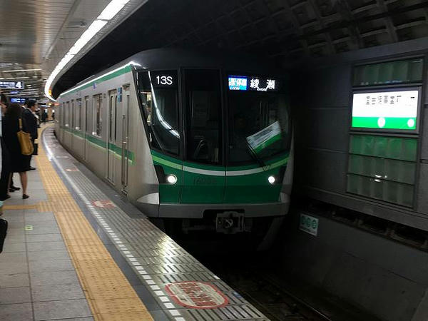 国会議事堂前駅に入ってくる綾瀬行き普通列車