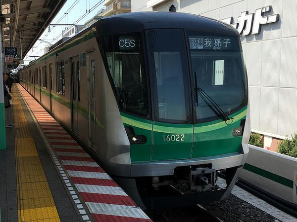 綾瀬駅に入ってくる我孫子行き普通列車