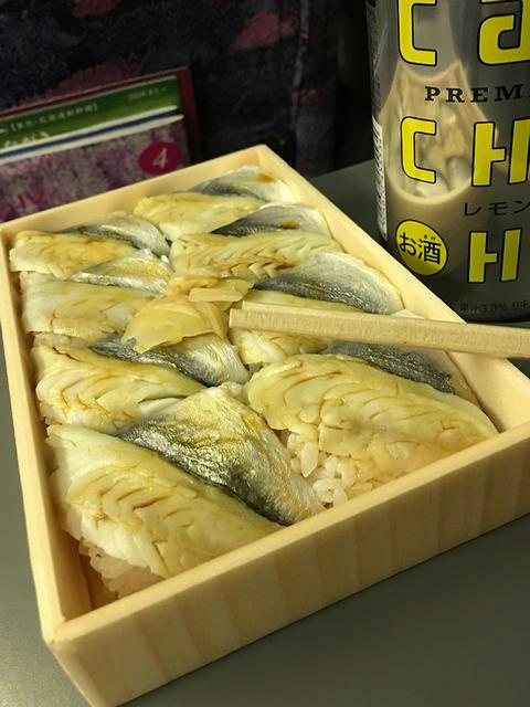 車内でいただいた缶チューハイと大船軒の鯵の押寿司