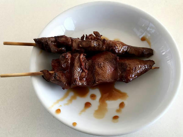 もつ焼き（上からハツ、レバー） 各150円
