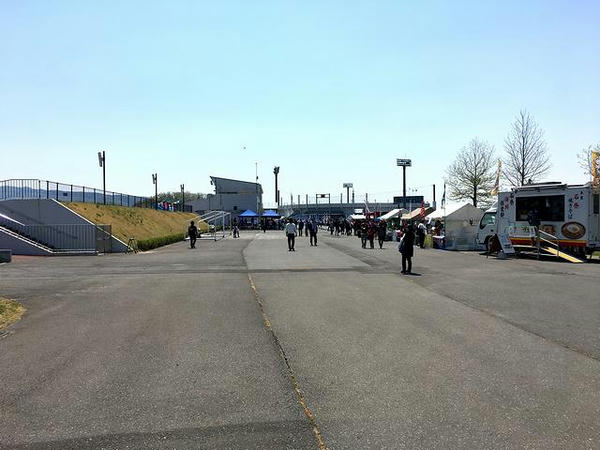 駐車場からフットボール場へと