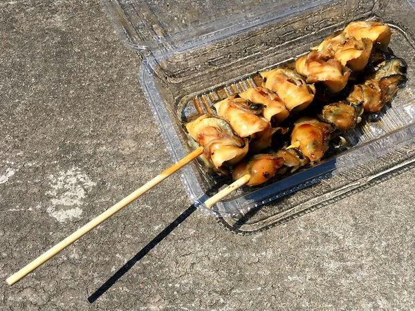 串つぶ 300円 と 串カキ 300円